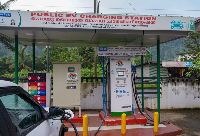 Maharashtra accelerates EV policy, offers free tolls to EVs, chargers every 25 km