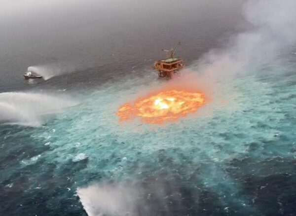 Pemex denies any oil spill despite infernal fire in Gulf of Mexico